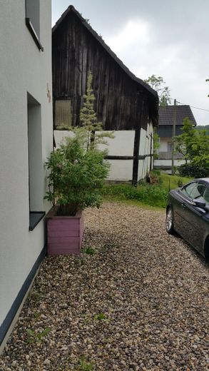 Stelflächen vor dem Haus