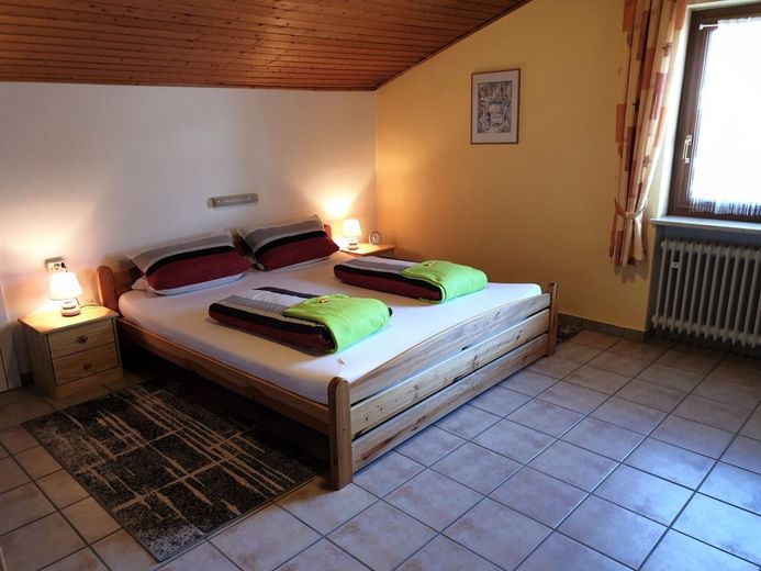 Zentrales Wohnen nah an der Natur ! – Schlafzimmer