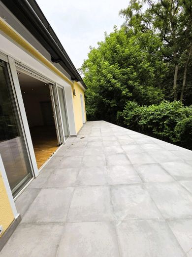Mehrgenerationenhaus 371 m², Waldidyll am Flughafensee + Aufstockungspotenzial um 155 m² – Terrasse am Wald