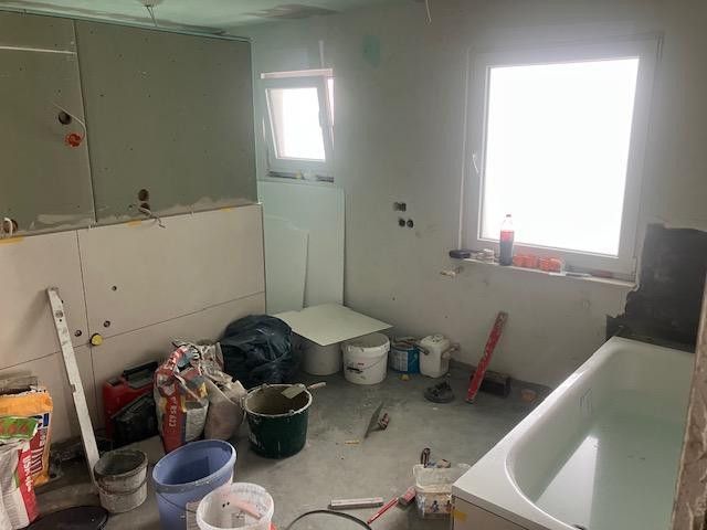 großes Bad mit Dusche u. Wanne