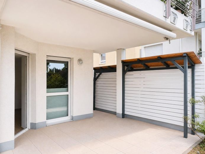 Für alle Lebensphasen: Moderne, barrierefreie EG-Wohnung mit Garten am Stadtpark Dietzenbach – Terrasse überdacht