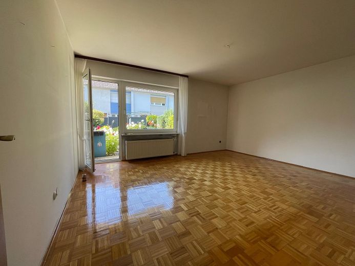 Wohnzimmer mit Gartenzugang