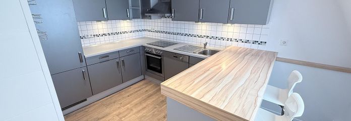 Moderne Einbauküche mit Tresen