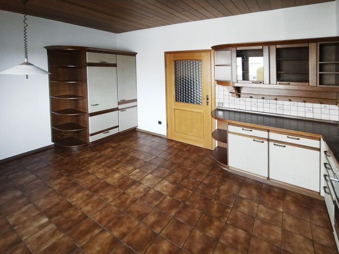 Appartamento ristrutturato con 3 locali (piano terra), cucina e terrazza esposta a sud, in posizione tranquilla a Kleinostheim – Küche