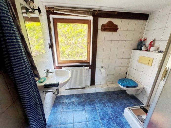 RUHIGES EINFAMILIENHAUS IN GEFRAGTER LAGE – Bad im Obergeschoss