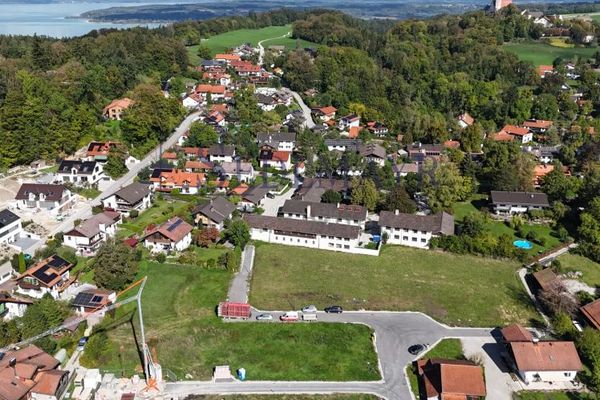 VENTE : Grand terrain à bâtir offrant de nombreuses possibilités de construction