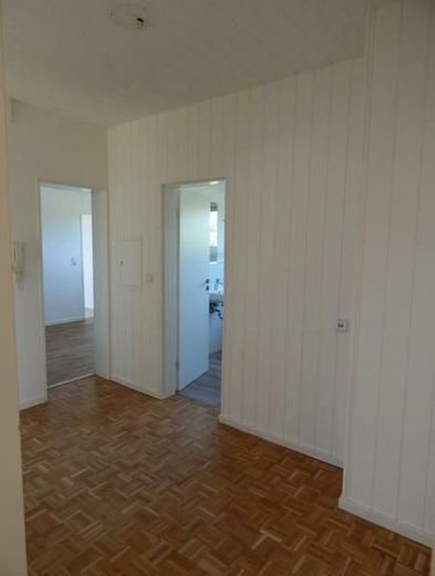Frisch renovierte 3-Zimmer-Wohnung mit Balkon, Loggia &amp; saniertem Bad im gepflegten Zweifamilienhaus – Flur Bild 4