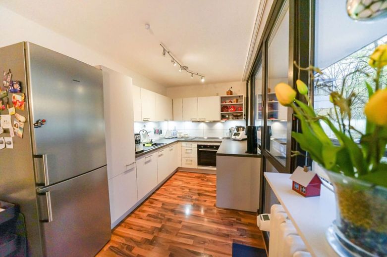 Außergewöhnlich und stilvoll! 4-Zimmer-Wohnung mit 2 Balkonen und Tiefgarage in Köln-Weiden – Bild 11
