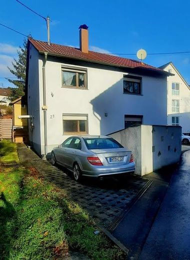 Frontansicht mit Stellplatz