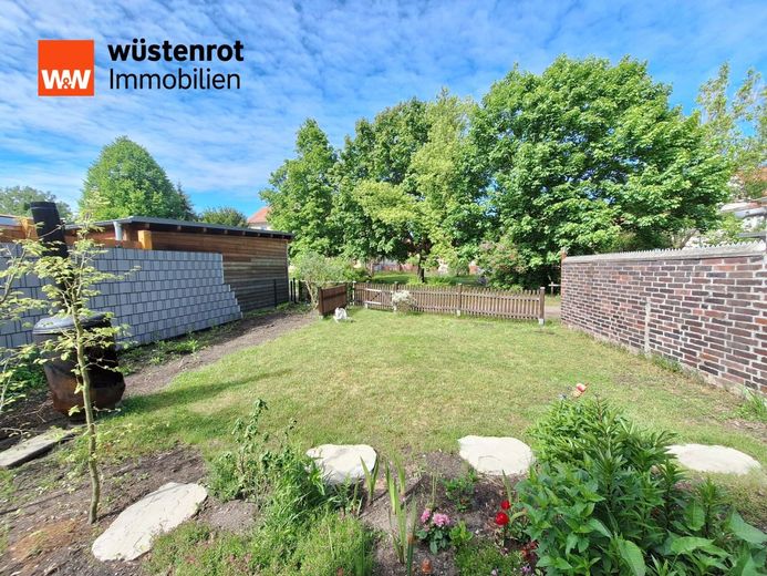 Charmantes Reihenmittelhaus mit schönem Garten in zentraler Wohnlage von Zschornewitz – Blick vom Haus in den Garten und den angrenzenden Park