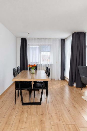 Hausham’da balkonlu 2 odalı dubleks daire – yaklaşık 63 m², komisyonsuz, yaklaşık 01.01.27’den itibaren kullanılabilir – Essbereich
