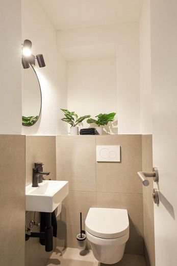 Vollvermietete 4-Zimmer-WG-Wohnung in Obermenzing, saniert und möbliert – Gäste - WC