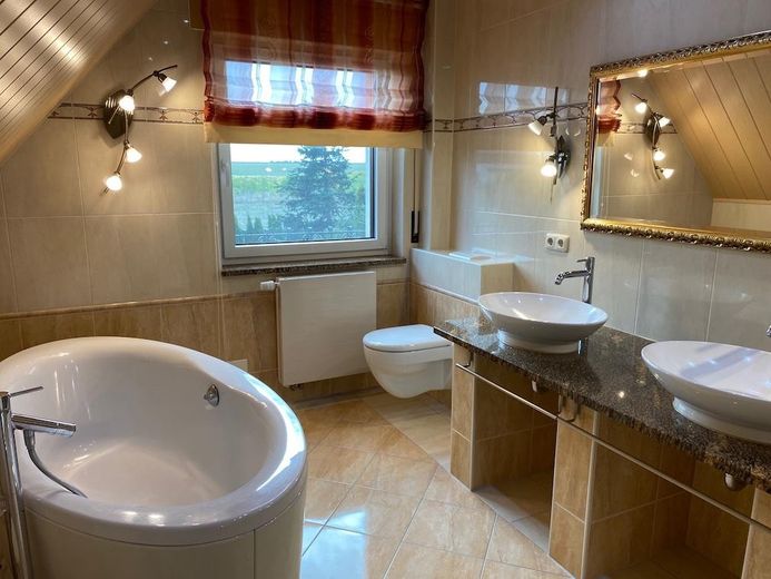 Gepflegte 4‑Zimmer‑Doppelhaushälfte | 110 m² | Vollkeller mit Nutzfläche 55 m² | Südterrasse – Bad im OG