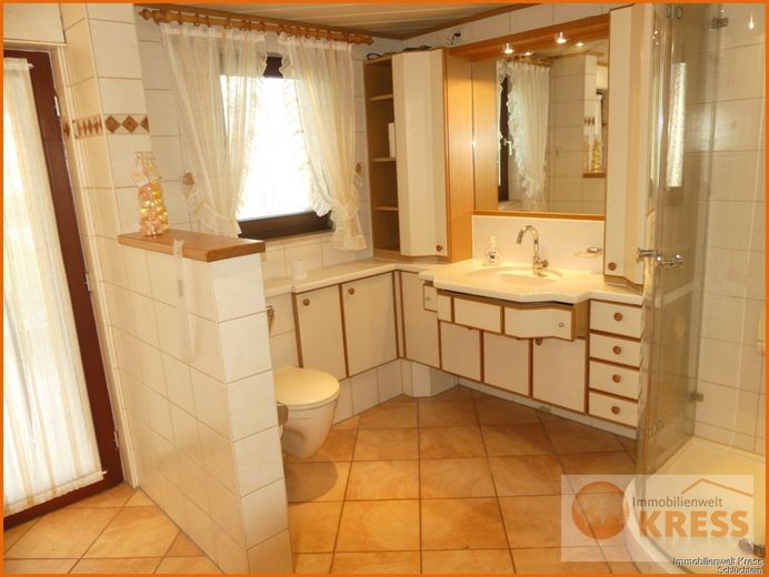 2 Familienwohnhaus mit 3 Wohneinheiten, 3 Garagenstellplätzen, Balkon &amp; Terrasse/Wintergarten – Bild 5
