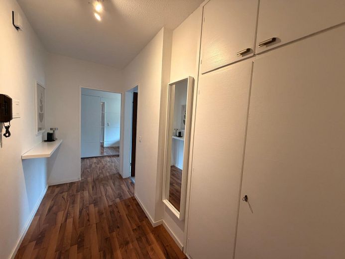All Inclusive: voll möblierte 2-Zimmer Wohnung mit Balkon in der Innenstadt – Flur - Abstellraum