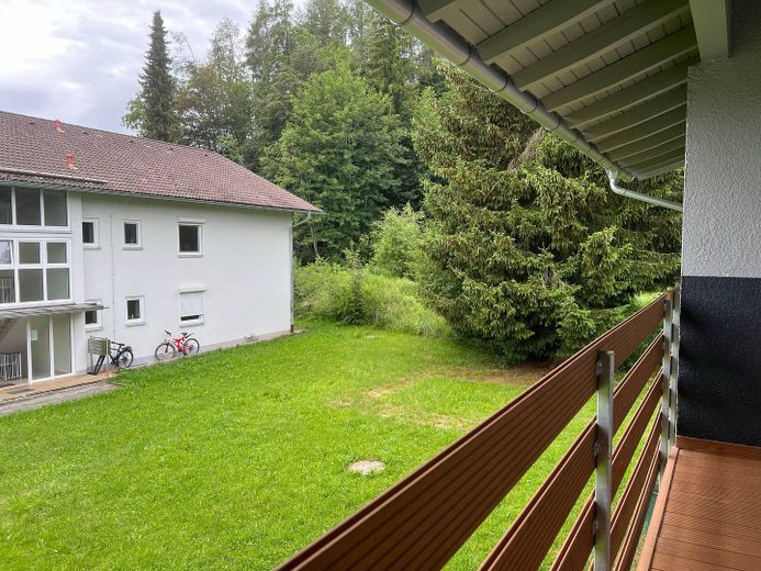 EINZIEHEN UND SPAREN: Große 3-Zimmer-Wohnung mit großem BALKON und EBK im staatlich anerkannten Naturerholungsort Lechbruck am See – Ansicht II: Balkon