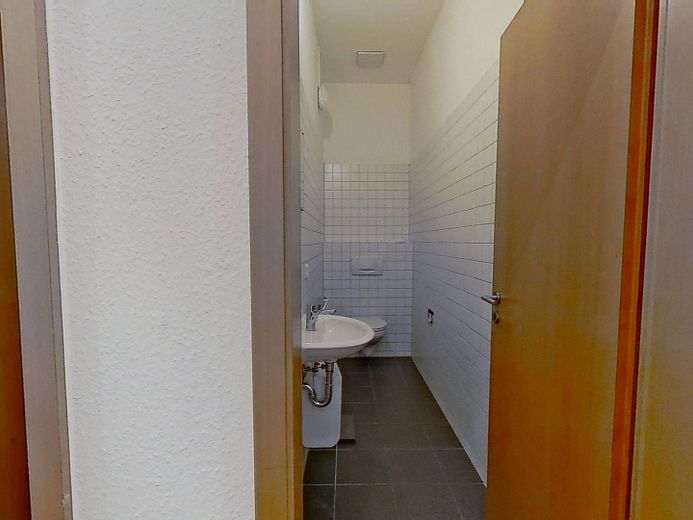 Charme automnal pour votre nouveau chez-vous - Emménagez, blottissez-vous et économisez sur le loyer hors charges : Spacieux appartement de 4 pièces avec BALCON ensoleillé – WC II