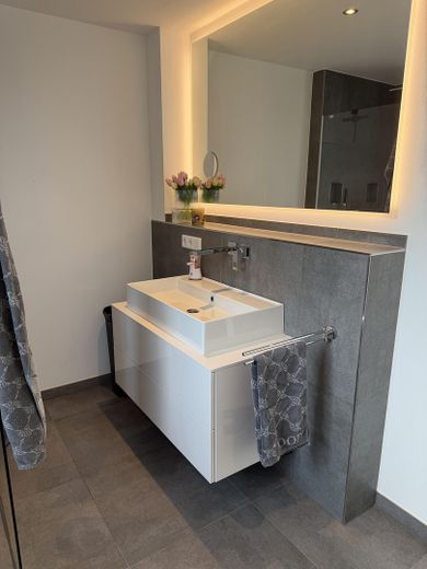 Apartamento de 3 habitaciones como nuevo (año de construcción 2021) con balcón de 15 m², aire acondicionado y plaza de garaje subterráneo – Waschtisch 