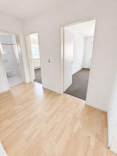 Großzügig geschnittene 3-Zimmer-Wohnung mit Balkon und viel Tageslicht in Bremerhaven-Mitte – Flur