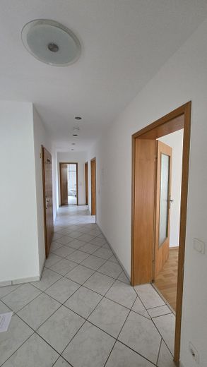 Bezugsfrei & provisionsfrei: Flexibles Dreifamilienhaus in Weilburg – Flur Souterrain