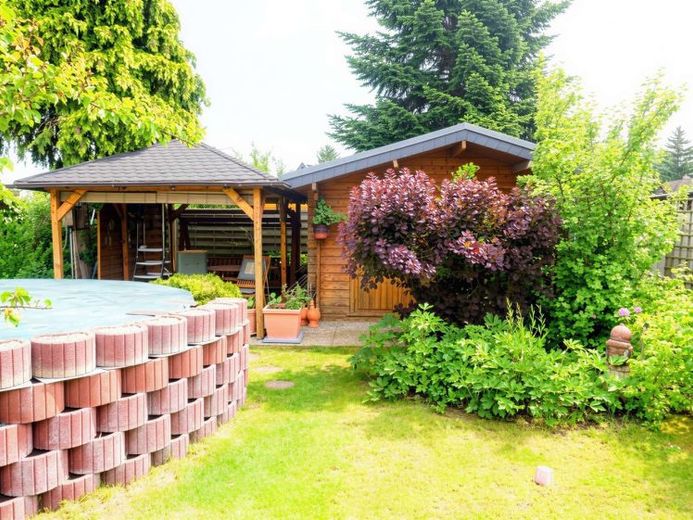 Charmante maison de lotissement avec véranda, garage et jardin aménagé avec soin à Halle – Foto 1