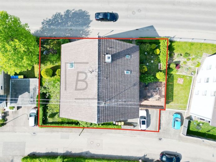 Geräumige 4-Zimmer-Wohnung mit sonnigem Balkon und Garagenstellplatz – Drohnenaufnahmen