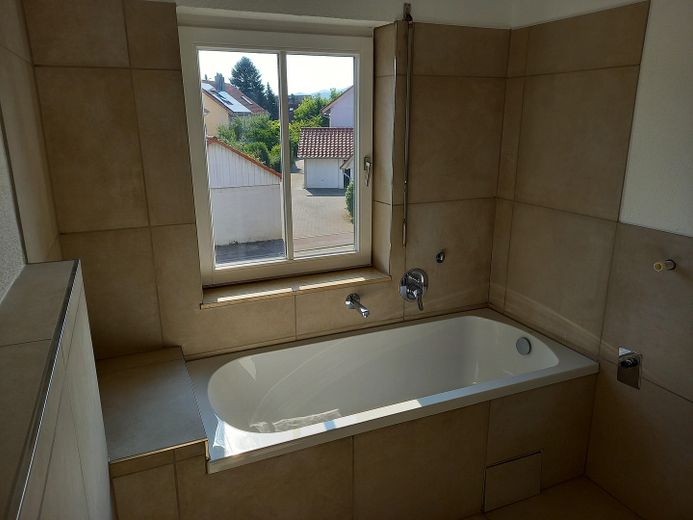 Lichtdurchflutete Zweizimmerwohnung – Bad