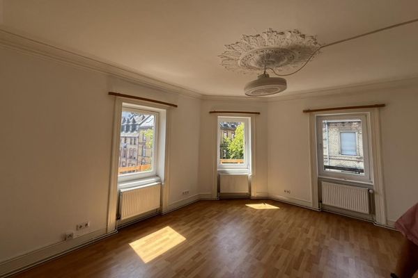 Charming 4-room apartment with kitchen and bathroom and a new fitted kitchen