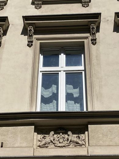 Provisyon yok. Neukölln'ün kalbinde ışıkla dolu ve geniş eski bina dairesi – Fassadendetail