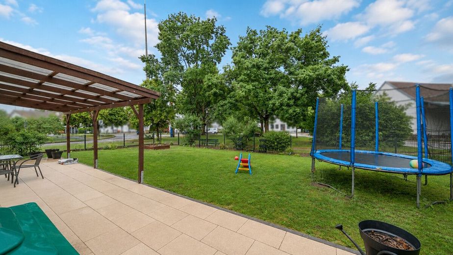 Energieeffizientes Familienhaus in Langenpreising mit großem Grundstück, Doppelgarage und PV-Anlage – Terrasse