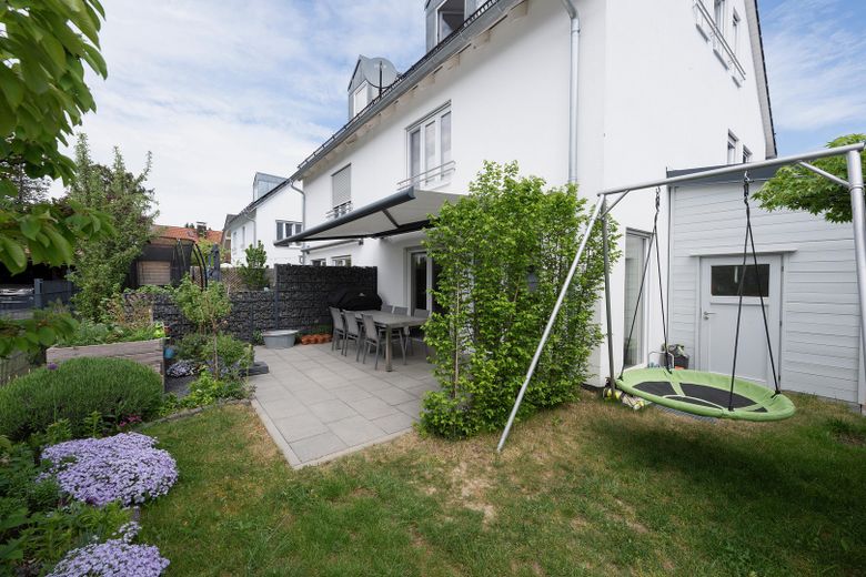 Neuwertige Doppelhaushälfte mit exklusiver Ausstattung, PV-Anlage und sonnigem Südwestgarten – Garten mit Staudenbeet