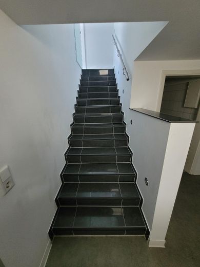 Moderno piso de 4 habitaciones (planta baja/sótano) con garaje propio en BS-Broitzem – Treppenbereich