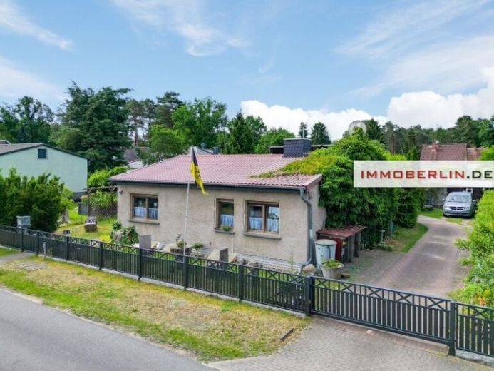 IMMOBERLIN.DE - Charmantes Haus mit Sonnenterrasse & Garage in naturverbundener Lage – Foto 1