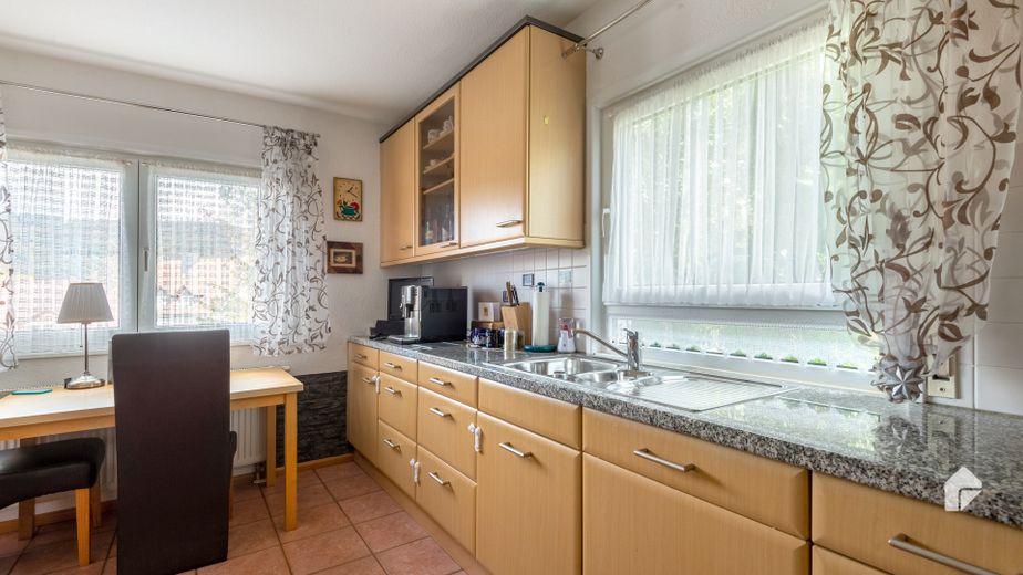 Niedernhausen, Am Schäfersberg. 3,5 Zi-Wohnung im 3-Familienhaus mit 2Garagen, 31qm Balkon & Garten – Küche EG 