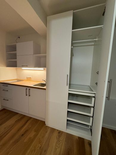 Serviced-Apartment-Businessapartment-Berufspendler: All-In je 25qm (+ 55qm Co-Livingbereich) – Kleiderschrank