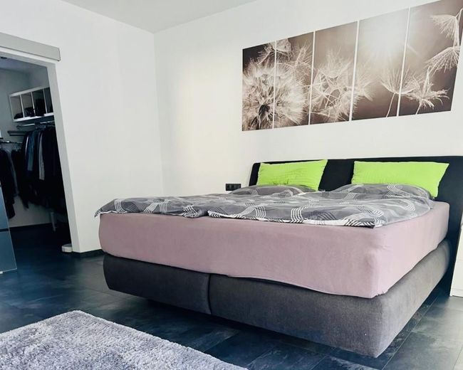 Wohnen & Arbeiten auf höchstem Niveau-voll ausgestattete Werkstatt, Pool & minimale Betriebskosten – Schlafzimmer