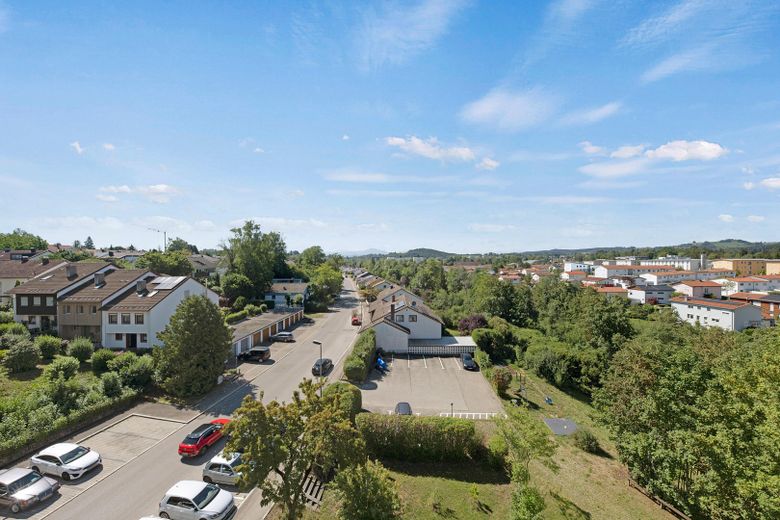 2020 Kernsanierte 4 Zimmerwohnung mit 2 Balkonen, Aufzug – Aussicht
