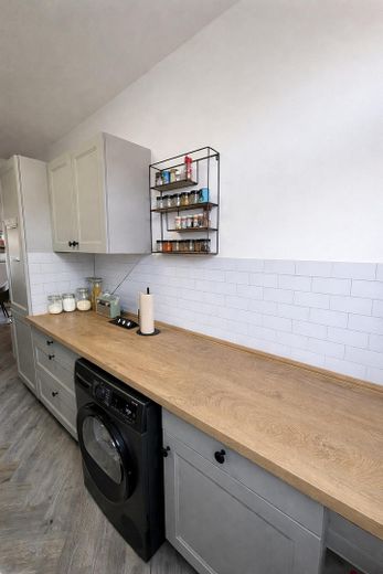 Sanierter Altbau in Buckau: 4,5 Zimmer, Balkon + Austritt, 4. OG ohne Aufzug – Einbauküche