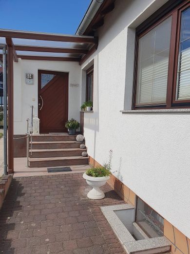 Von Grund auf sanierte Doppelhaushälfte mit herrlichem Atelier und schön angelegtem Garten – Haustür