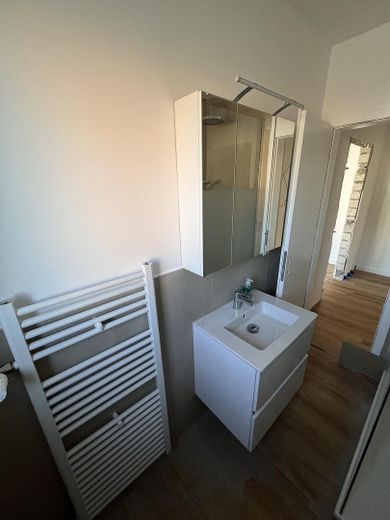 Großzügige 2-Zimmer-Erdgeschosswohnung mit eigener Terrasse, Garten & Garage in Duisburg-Baerl – Bad (neu)