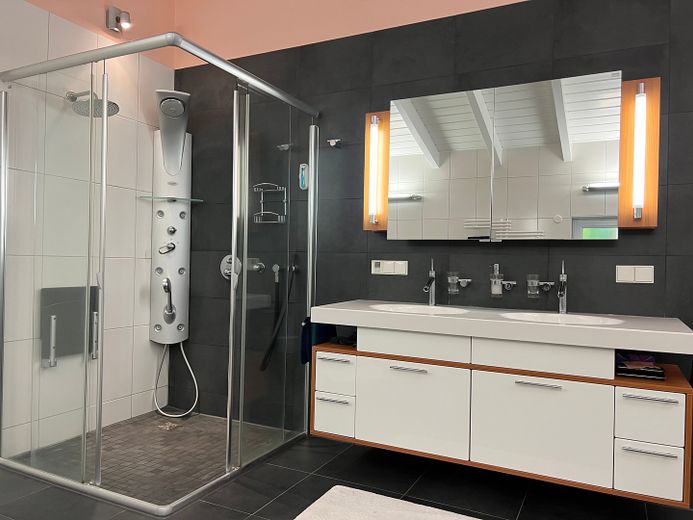 Villa in Südlage mit Weitblick - Provisionsfrei! – Badezimmer