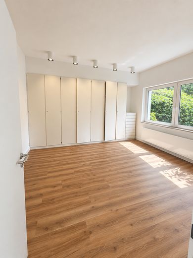 Spacious garden apartment with an exceptional living area, terrace, and direct views of greenery – Masterschlafzimmer