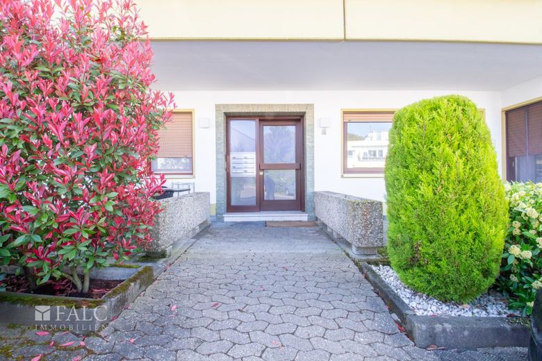 Neues Zuhause zu vergeben! – Hauseingang
