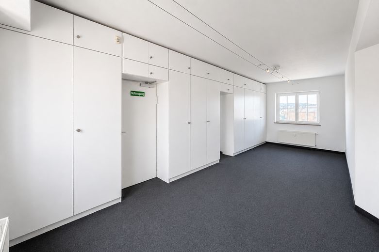 Arbeitsplatz Ass. vor Büro 9