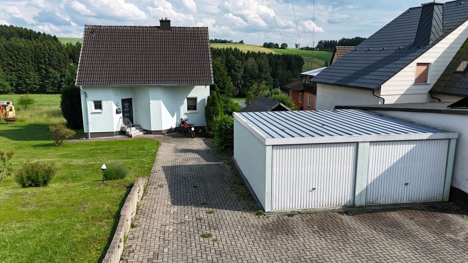 Einziehen und Wohlfühlen: Gepflegtes Einfamilienhaus mit Traumblick und moderner PV-Anlage in Teuschnitz OT Haßlach – Wohnhaus mit Doppelgarage