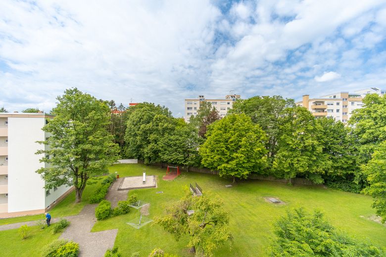 Moderno appartamento ammobiliato di 3 locali con balcone esposto a ovest - spese accessorie incluse – Blick vom Balkon