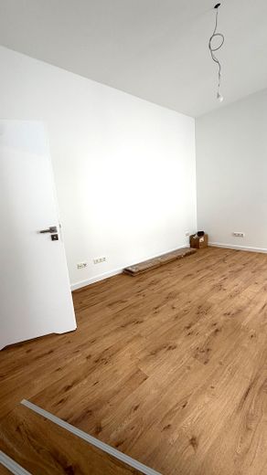 Erstbezug nach Kernsanierung - Perfekt für 2er WG oder Paare – Wohnzimmer