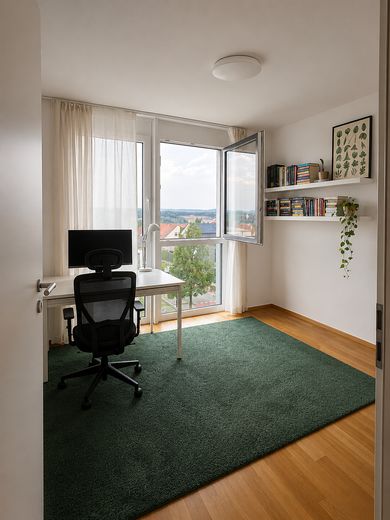 Aantrekkelijk 3,5-kamerappartement met loggia, ingerichte keuken en prachtig uitzicht – Arbeitszimmer/Gästezimmer