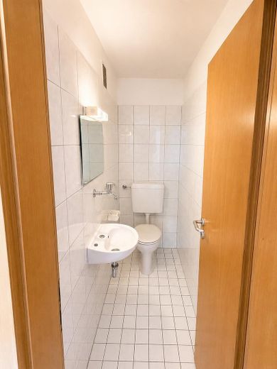Frisch renovierte 2-Zimmerwohnung mit Dachterrasse im Frankenberger Viertel – Gäste-WC