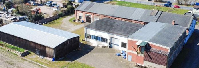 HALLENKOMPLEX MIT FREIFLÄCHEN UND WIESE